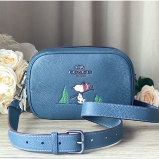 💙กระเป๋าสะพายครอสบอดี้ สีเขียวน้ำทะเล พร้อมส่ง #coachCOACH X PEANUTS JAMIE CAMERA BAG WITH SNOOPY SKI MOTIF