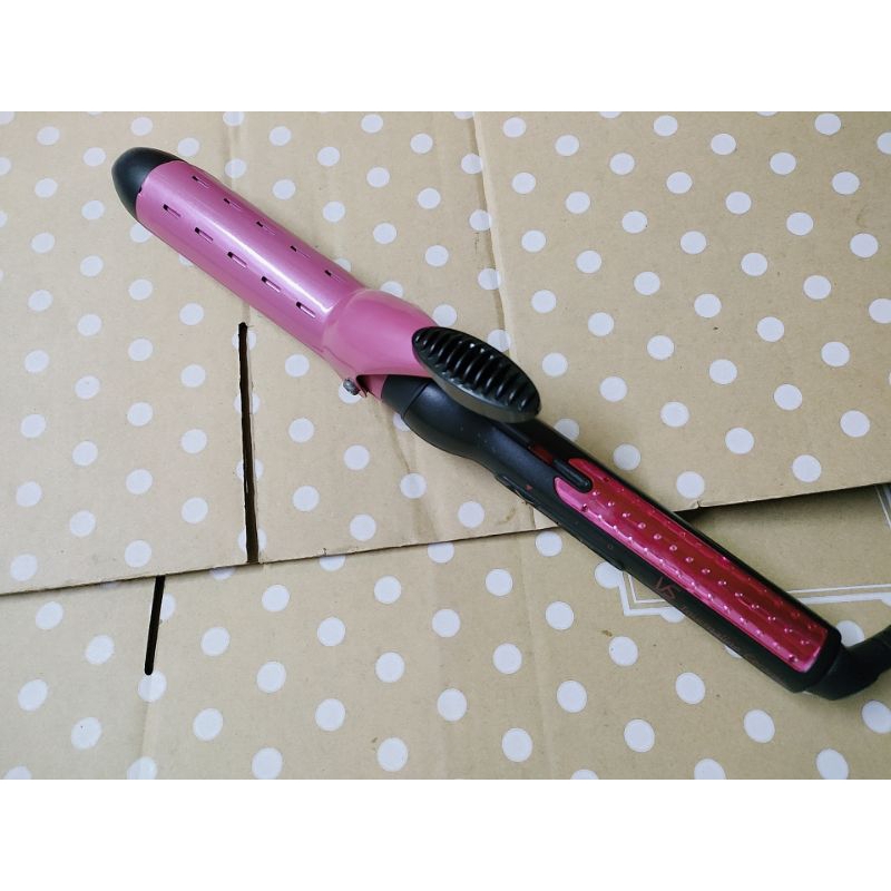 มือสอง VS SASSOON 32MM. Wet/Dry Tourmaline Ceramic Curling Iron
เครื่องม้วนผม VS Sassoon รุ่น VSCD11