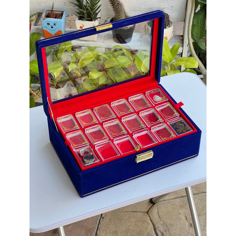 กล่องใส่พระ3ชั้น54ช่องกำมะหยี่สีน้ำเงินภายในสีแดงฝากระจกขอบคิ้วทองมีกุญแจ ล็อคด้านหน้าได้ - รูปที่ 7