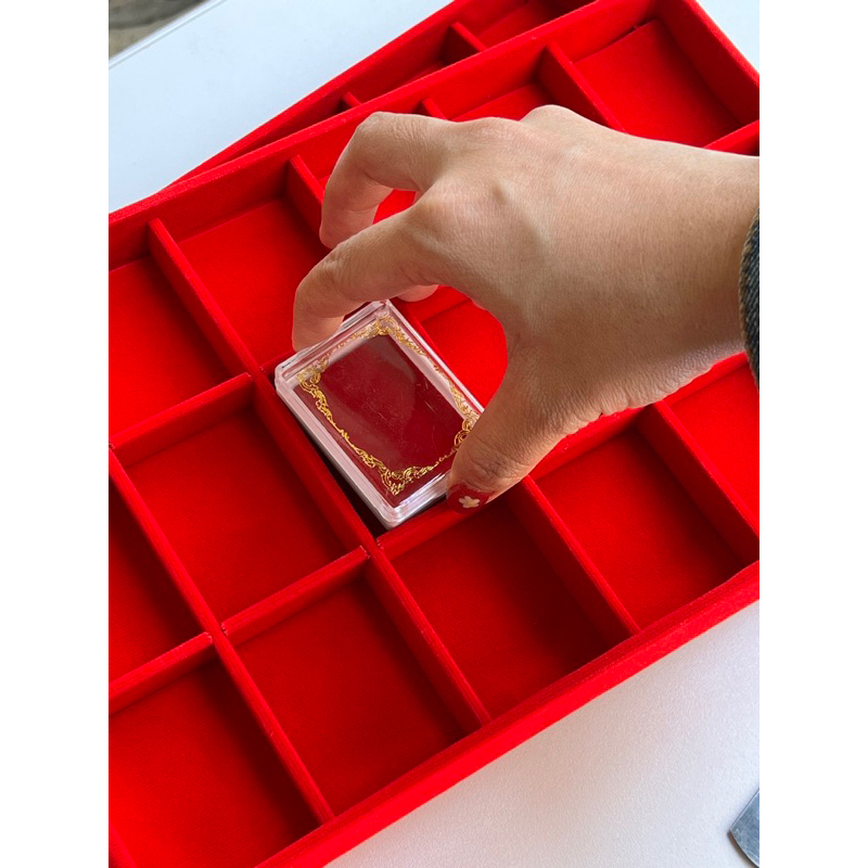 กล่องใส่พระ3ชั้น54ช่องกำมะหยี่สีน้ำเงินภายในสีแดงฝากระจกขอบคิ้วทองมีกุญแจ ล็อคด้านหน้าได้ - รูปที่ 2