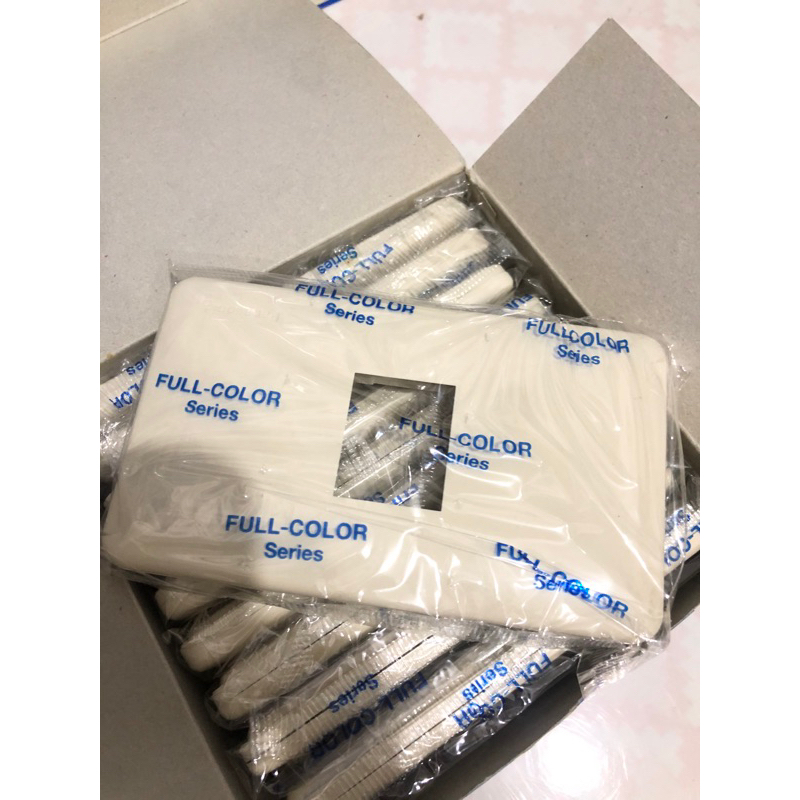 หน้ากาก Panasonic 1-2-3ช่อง (รุ่นเก่า) ขายยกกล่อง10ตัว รหัส WNG 6801-2-3 W