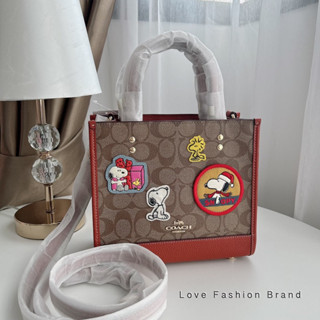 👑ผ่อน0%~แท้100%👑 CE851 กระเป๋าสะพาย Coach Coach X Peanuts Dempsey Tote 22 In Signature Canvas With Patches Style