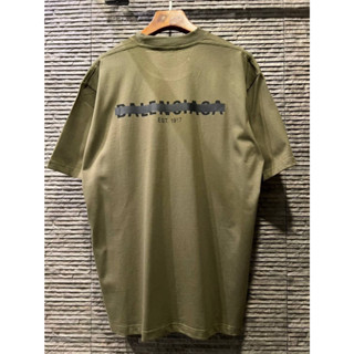 BALENCIAGA COTTON STRIKE EST.1917 T-SHIRT IN OLIVE GREEN เสื้อยืดคอกลมแขนสั้น แบรนด์บาลองเซียก้า สกรีนตัวหนังสือโลโก้