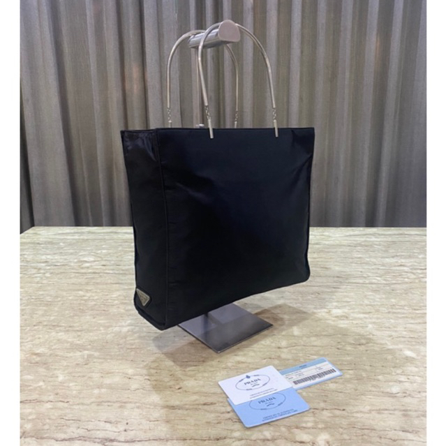 prada tessuto nylon tote with metal handbag ของแท้ วินเทจ มือสอง แบรนด์เนม ปราด้า พราด้า กระเป๋ามือสอง