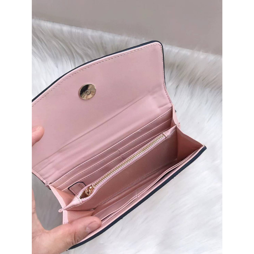 กระเป๋าสตางค์ใบสั้น YN เเบบพับ  มี 4 สี เเต่งหน้าด้วยโลโก้เเต่งโซ่เกลียวดูมีความหรู