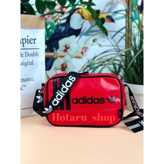 Adidas Crossbody bag กระเป๋าสะพายใบกะทัดรัด ใช้งานง่าย ด้านหน้าแต่งแถบลวดลายพร้อมสกรีนโลโก้แบรนด์