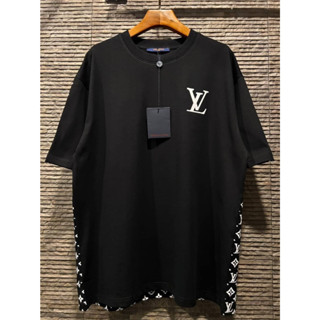 LOUIS VUITTON LV LOGO PRINT BACK MONOGRAM COTTON T-SHIRT เสื้อยืดคอกลมแขนสั้น แบรนด์หลุยส์วิตตอง โมโนแกรมด้านหลัง