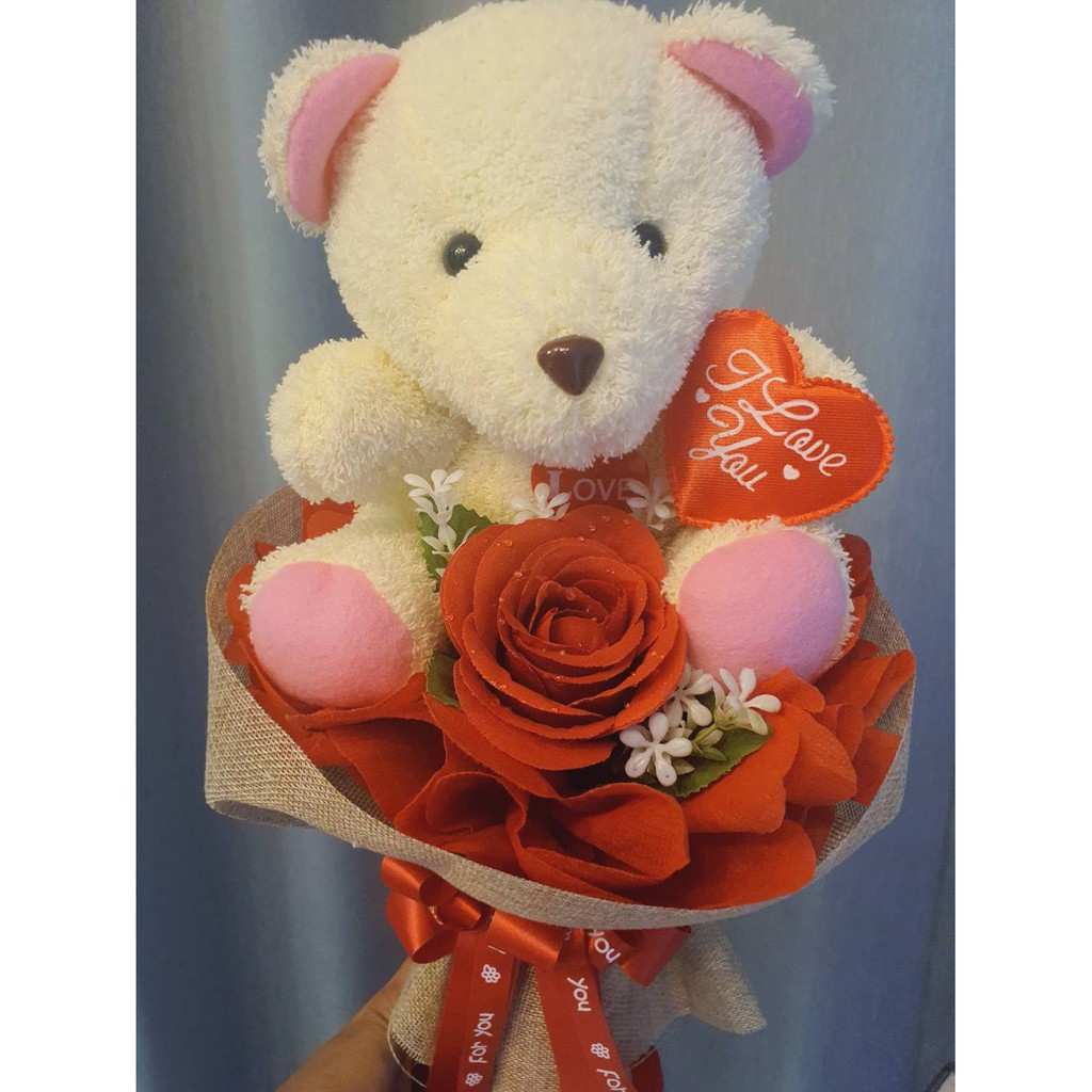 ของขวัญรับปริญญา ของขวัญวาเลนไทน์ ดอกกุหลาบสีแดงตุ๊กตาหมีสีครีม-Color family:แดงกุหลาบ ของขวัญวาเลนไทน์