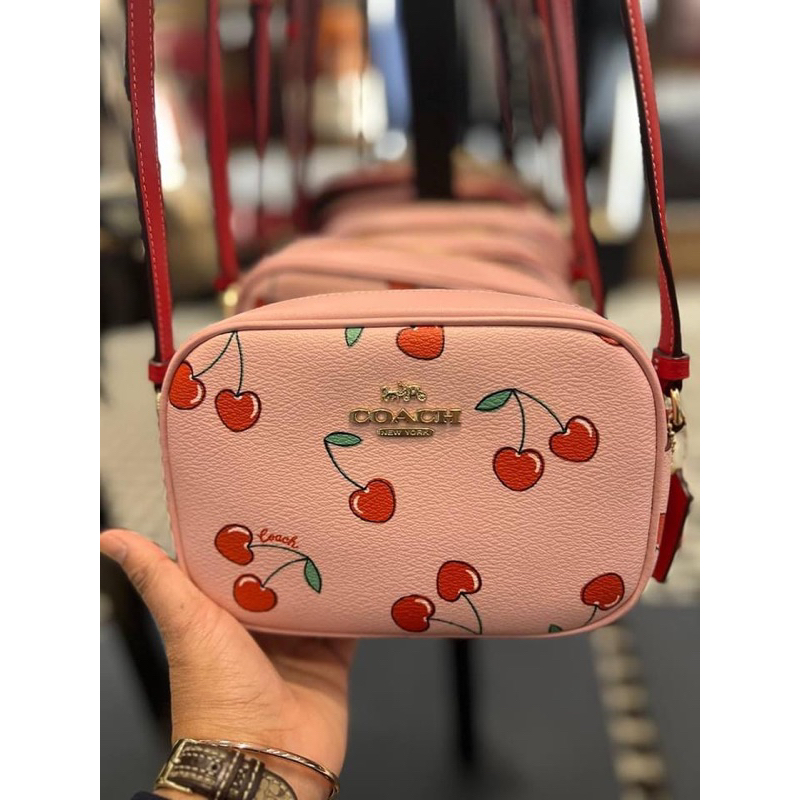 พร้อมส่ง แท้ New Coach รุ่น MINI JAMIE CAMERA BAG WITH HEART CHERRY