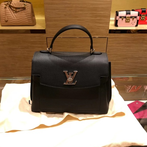 Louis Vuitton หลุยส์วิตตอง กระเป๋าผู้หญิง อ่อนนุ่ม หนังวัว LOCKME EVER BB กระเป๋าสะพาย กระเป๋า