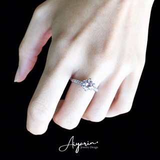 💎Aiyarin Jewelry Design | แหวนเงินเเท้925 เพชรczชุบทองคำขาว 1 เม็ด 1กระรัต 6เตย ฝังบ่าข้าง สวย ระยิบ ระยับ ไฟดี น้ำสวย