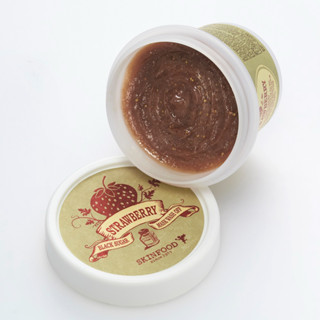 [SKINFOOD] น้ำตาลทรายแดงเข้มสตรอเบอร์รี่แพ็คมาส์กแบบล้างออก 100g / ผิวเรียบเนียน / สครับหน้าน้ำตาลดำออร์แกนิค (Black Sugar Strawberry Mask Wash Off)