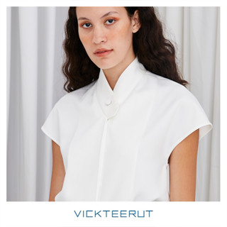 VICKTEERUT Re-Edition Cap Sleeve Banded Collar Shirt เสื้อเชิ้ต คอปีน แขนเต่อ