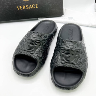 New Arrivals  Versace slides   Size 38/39/40/41/42/43/44/45 มาพร้อมอุปกรณ์ครบ ถ่ายรูปจากสินค้าจริง