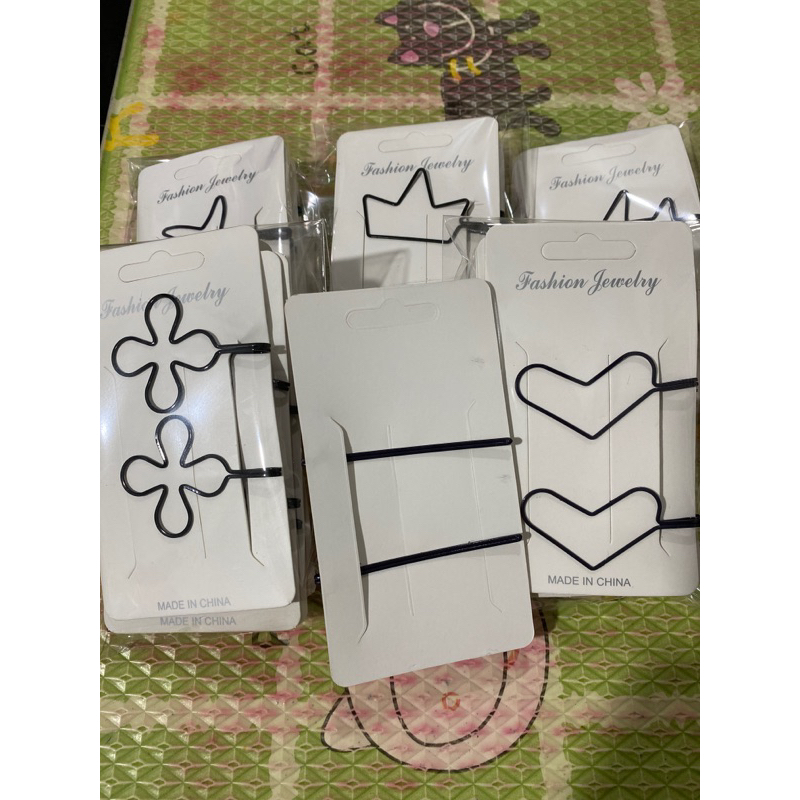 กิ๊ป กิ๊บ ติดผม 1 ห่อ มี 6 คู่ สามลาย สีดำ แข็งแรง ดีครับ