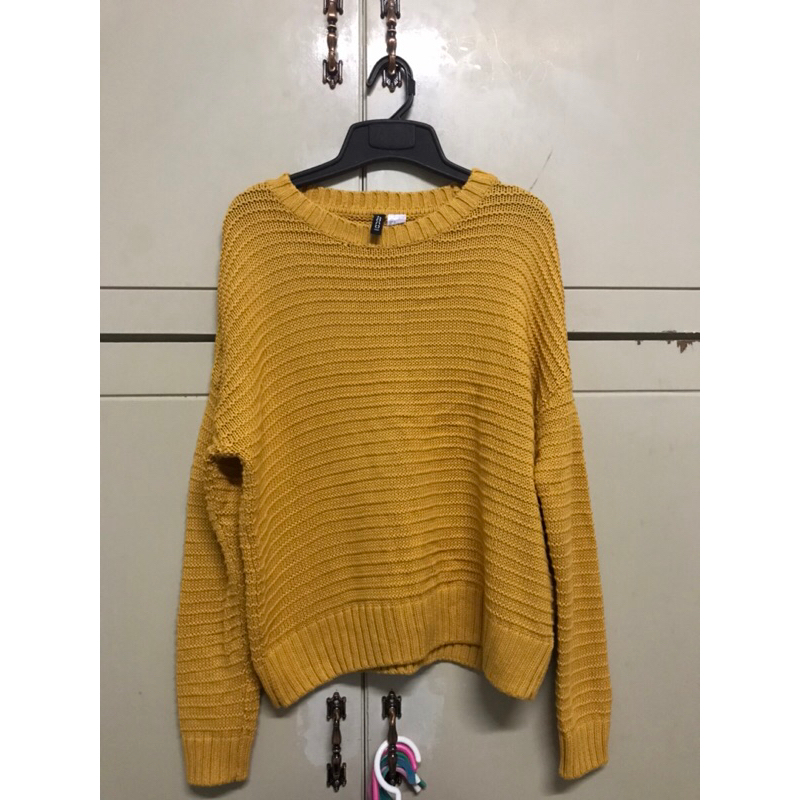 เสื้อสเวดเตอร์ถักสีเหลืองมัสตาร์ด H&M ขนาด S อกได้ถึง 42 นิ้ว ส่งต่อ