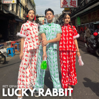 THONGYOY - Set Qipao ขนนก Lucky Rabbit เซ็ตกางเกงกี่เพ้าแขนสั้นแต่งขนนก ชุดจีนแต่งขนนก ลายกระต่าย ปีกระต่าย