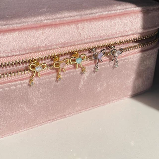 Petite Ribbon Stud ต่างหูรูปโบว์ประดับเพทายหัวใจ