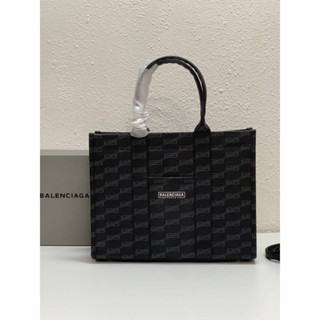 Balenciaga Tote bag กระเป๋าช้อปปิ้งใหม่ของ Balenciaga ขนาดกลาง ตัวกระเป๋ามีโลโก้ลวดลายซิลค์สกรีนสัญลักษณ์ BB