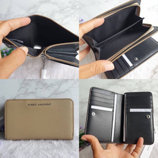 🎀 (สด-ผ่อน) กระเป๋าสตางค์ 2พับใบกลาง สีเทา M0016990-502 MARC JACOBS | Plain Folding Wallet Logo