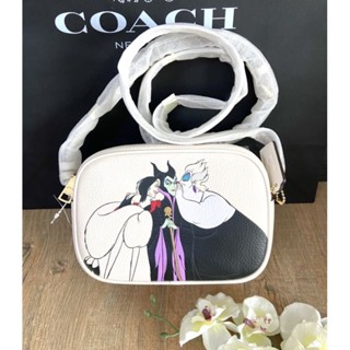 🇺🇸💯กระเป๋าสะพายcross body bag  สีขาวลายดิสนีย์มาใหม่คร้า💰Coach Disney X Coach Mini Jamie Camera Bag With Villains Motif