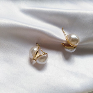 ต่างหูมุก ต่างหูออกงาน ต่างหูเรียบหรู ต่างหูสไตล์เกาหลี wendy spot pearl earrings - apostrophe x