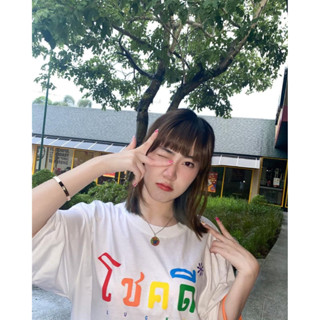 BANGKOK TALES: TOP-เสื้อยืด-แขนสั้น-โชคดีสีรุ้ง-ขาวPRIDE RAINBOW ใส่CODE-WYEKAQ