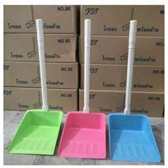 สินค้ายกลัง ที่โกยขยะ ที่โกยผงขยะด้ามยาว 25 ซม.เกรด A สีหวาน สีดำ