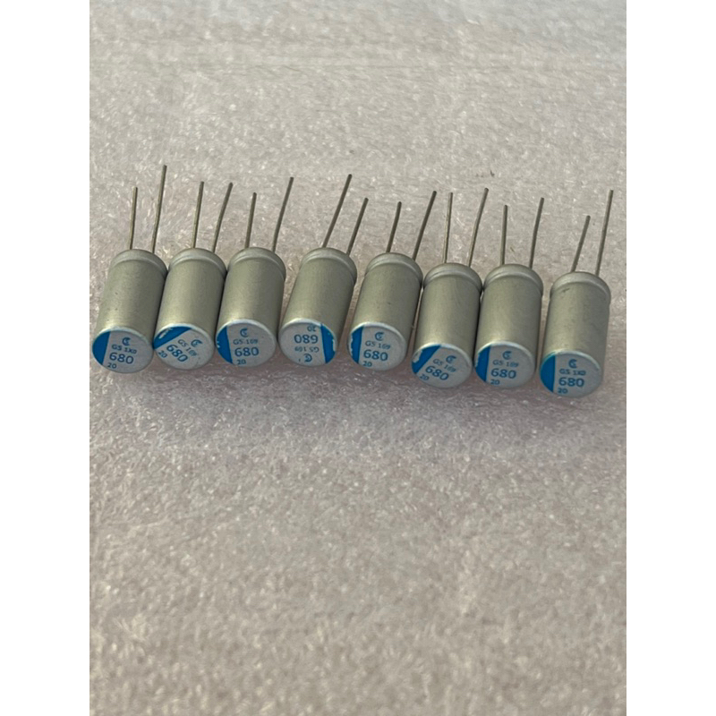 คาปาซิเตอร์ C680UF 20V C680UF 20V  C680UF 20V  CAPACITOR ขนาด8x12mm.(10ชิ้น) แถบสีฟ้าของดี C680UF 20