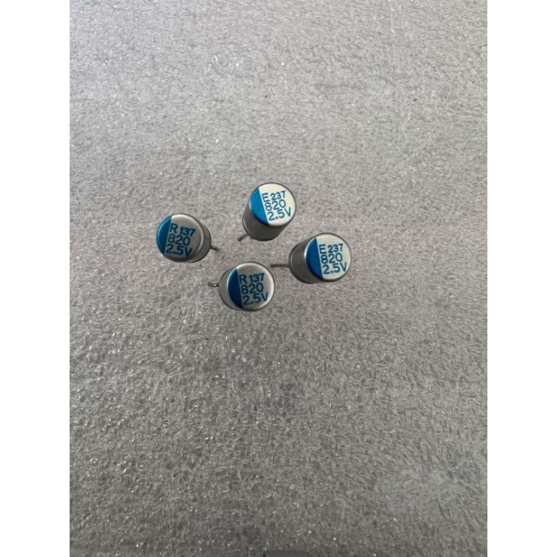 คาปาซิเตอร์  820UF 2.5V  C820UF 2.5V  C820UF 2.5V ขนาด6x8mm. แถบสีฟ้าใหม่แกะกล่อง C820UF 2.5V(10ชิ้น