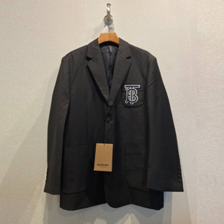 BURBERRY TB LOGO PATCH BLAZER เสื้อสูทสีดำ โลโก้ตัวหนังสือทีบี ที่กระเป๋าหน้าอก