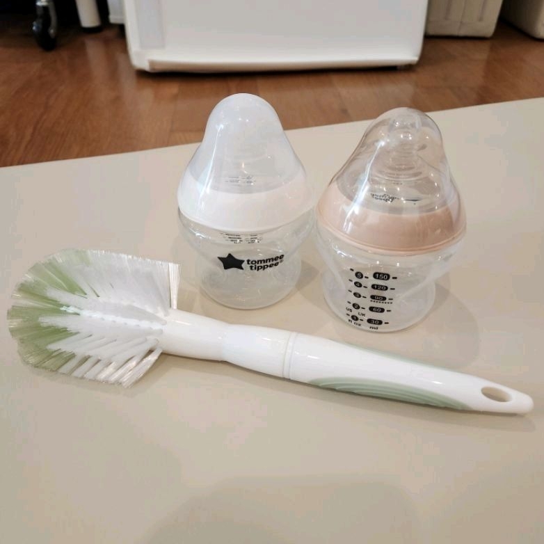ขวดนม Tommee Tippee 2 ขวด รุ่น Closer to nature ของแท้ ขนาด 5 oz. (150 ml) มือ2 แถมฟรี แปรงล้างขวด