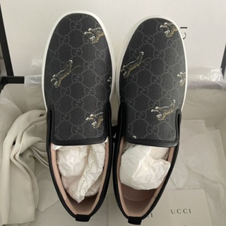 รองเท้า​gucciแท้​100​%ส่งฟรีมีของแถม