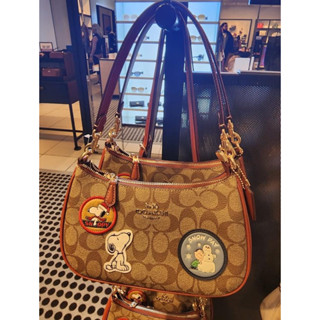 พร้อมส่ง 14/12/65 แท้ 🇺🇸💯% New Coach COACH X PEANUTS TERI SHOULDER BAG IN SIGNATURE CANVAS WITH PATCHES CE848