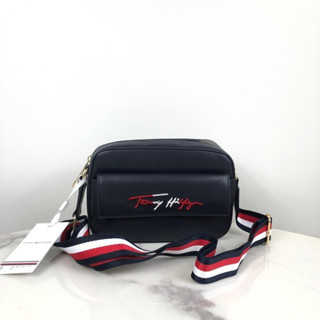 กระเป๋าสะพายข้าง TOMMY HILFIGER Mini Crossbody ด้านหน้า มีช่องใส่ของ 1 ช่อง