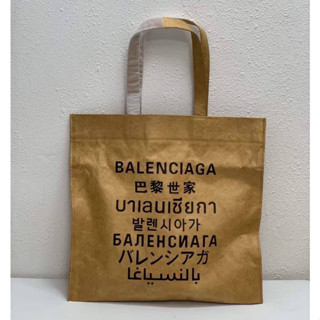 BALENCIAGA VARIOUS LANGUAGES LOGO PRINT COATED PAPER TOTE BAG BROWN กระเป๋าถือ ทรง shopping tote แบรนด์บาลองเซียก้า