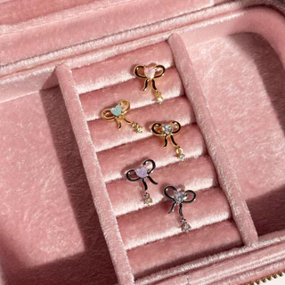 Petite Ribbon Stud ต่างหูรูปโบว์ประดับเพทายหัวใจ