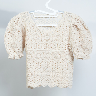 เสื้อถักโครเชต์สีครีมดีไซน์แขนตุ๊กตา NAIN - NAIN Feminine Crochet Blouse Beige