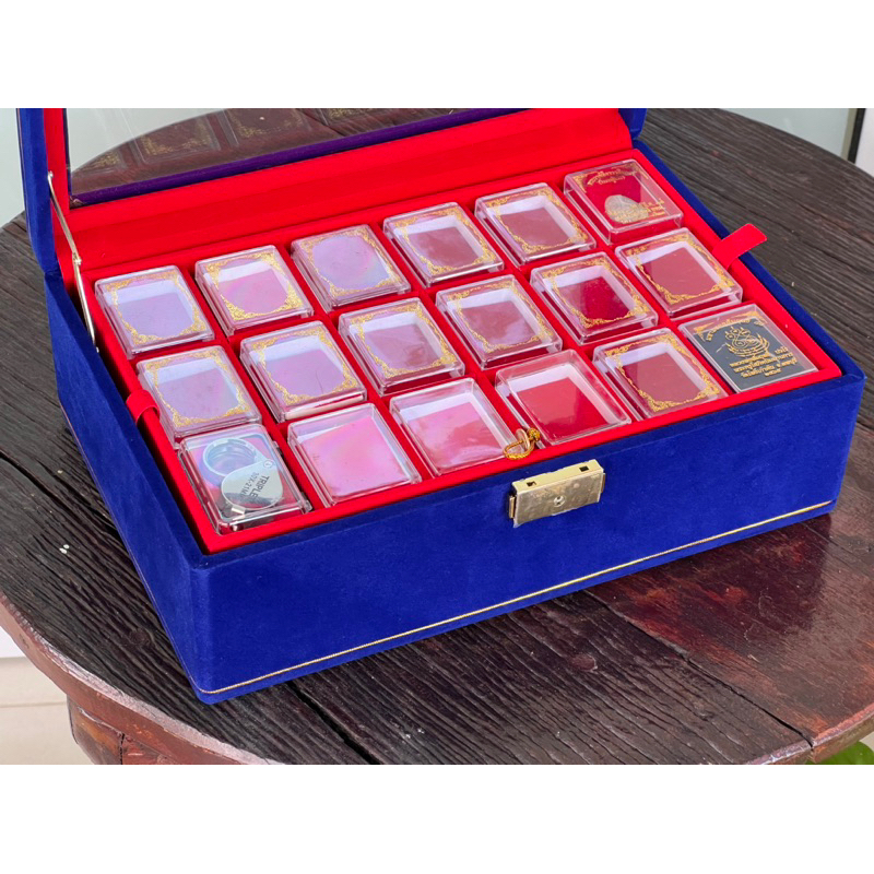 กล่องใส่พระ3ชั้น54ช่องกำมะหยี่สีน้ำเงินภายในสีแดงฝากระจกขอบคิ้วทองมีกุญแจ ล็อคด้านหน้าได้ - รูปที่ 6