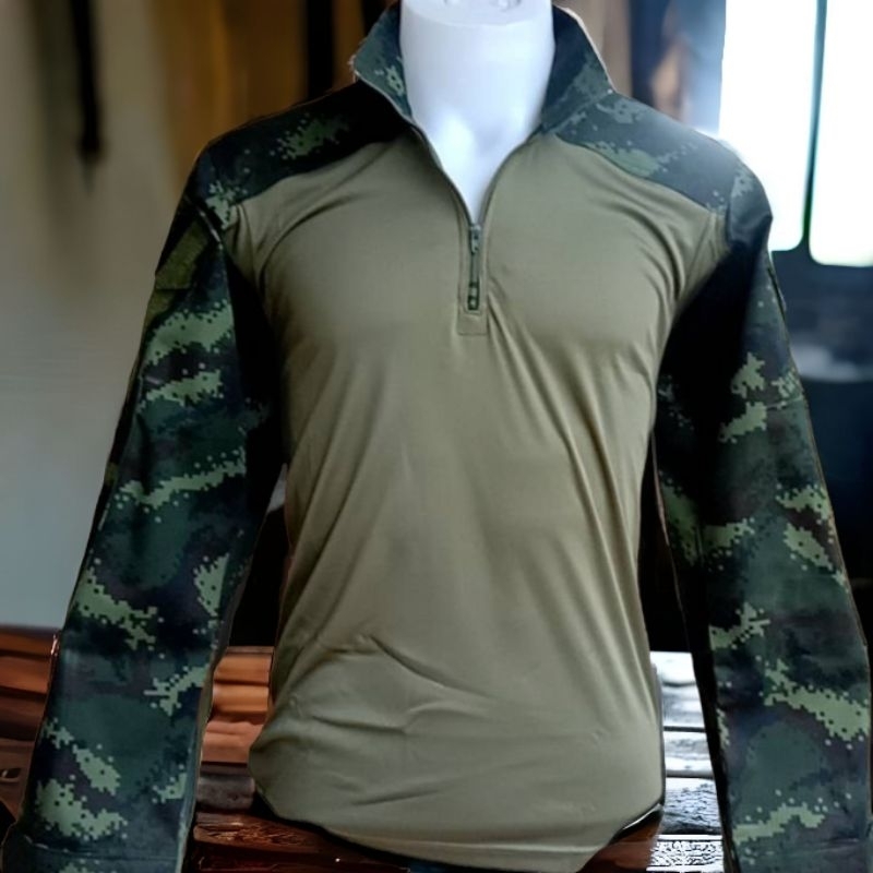 เสื้อคอมแบทเชิ้ตทหารบก ตัดเย็บด้วยลายพราง ทบ.ใหม่และผ้ายืดโพรีเอสเตอร์นาโนระบายความร้อนได้ดีแห้งเร็ว