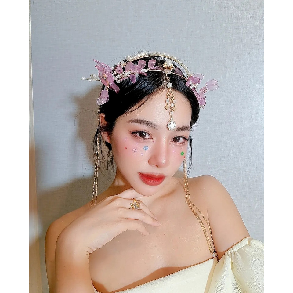 ที่คาดผมเจ้าสาว หรือใส่ออกงาน​ ดีเทลเป็น 2 แถวประดับดอกไม้2 ข้าง สีชมพูอมม่วง มีจี้ห้อยกลางหน้าผากเพิ่มความหรูหราอลัง