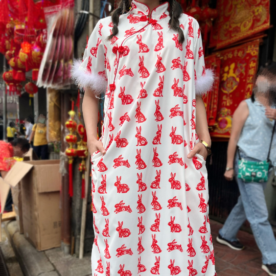 THONGYOY - Dress Qipao ขนนก Lucky Rabbit เดรสกี่เพ้าแต่งขนนกลายกระต่าย ชุดจีนแต่งขนนก - รูปที่ 3