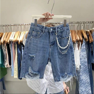 กางเกงยีนส์ขาสามส่วนผ้าฟอก PEARL CHAIN DENIM OVERLENGTHED SHORTS