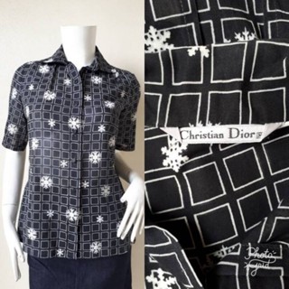 Christian Dior เสื้อเชิ้ตแขนสั้นสีดำ ลายดอก ผ้าฝ้ายไม่ยืด  Size 6 รอบอก  38 นิ้วค่ะ