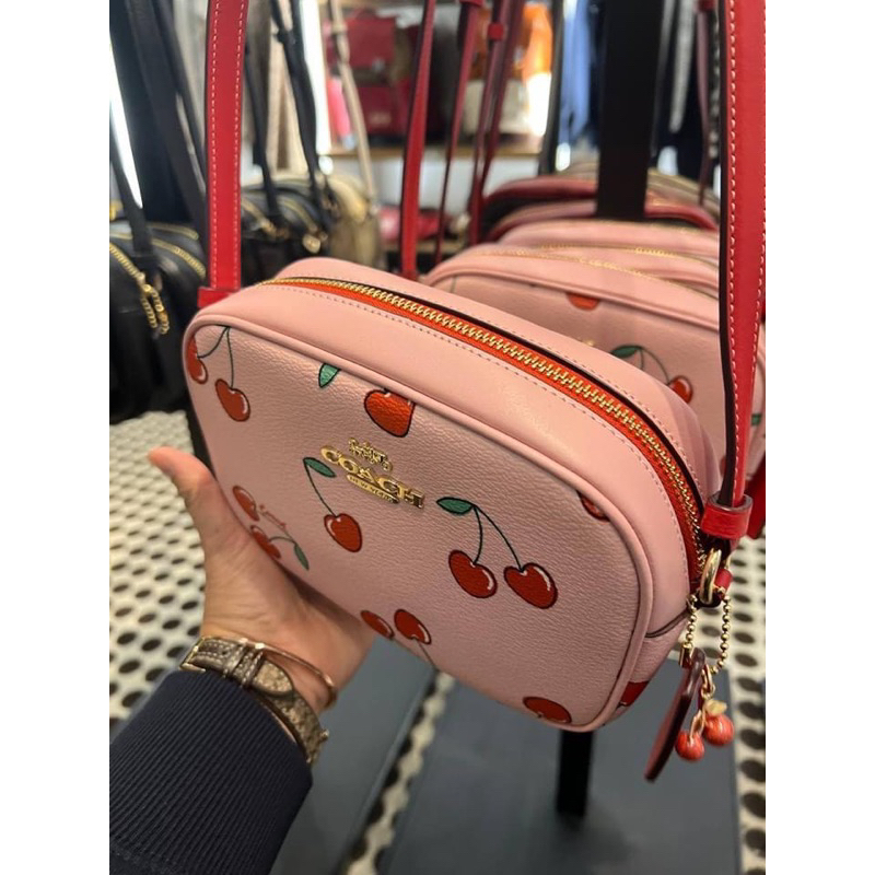 พร้อมส่ง แท้ New Coach รุ่น MINI JAMIE CAMERA BAG WITH HEART CHERRY