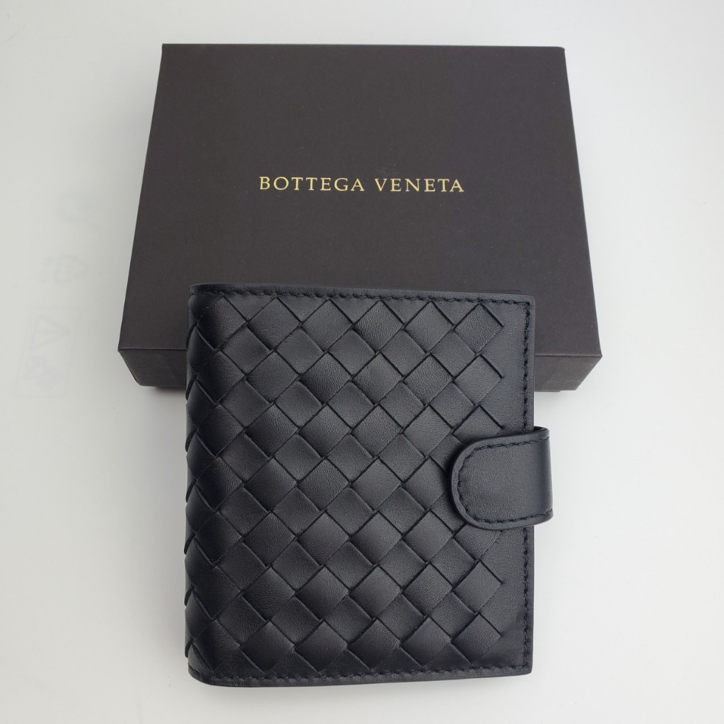 กระเป๋าสตางค์ผู้หญิงใบเล็ก โบเตก้า แบบใบสั้น สีดำ แบรนด์ Bottega Veneta รุ่น Mini Wallet in Nero