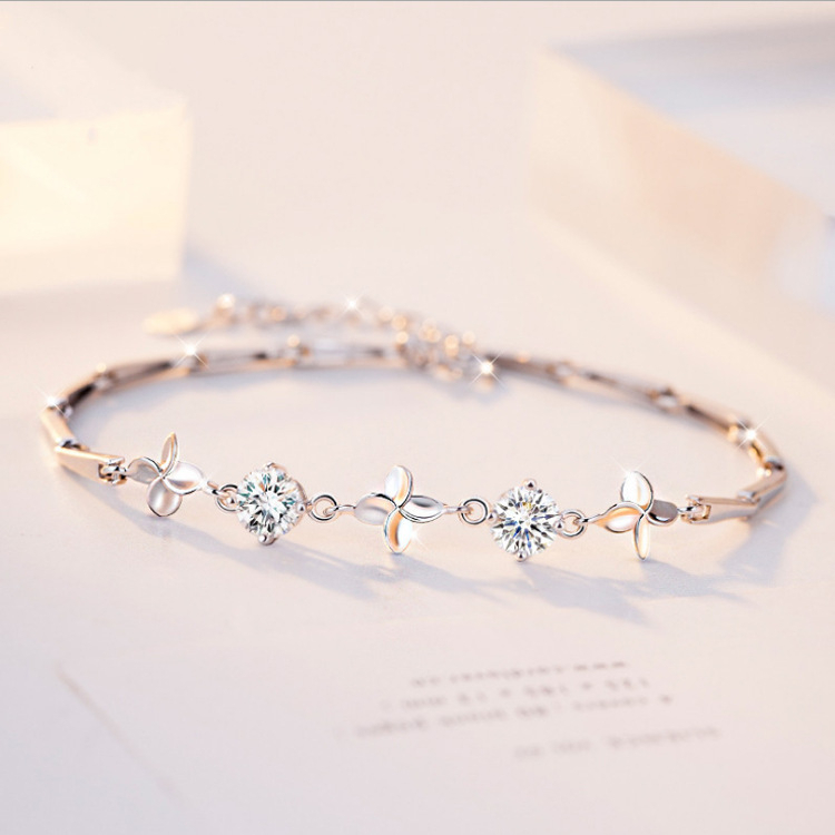 nnjew สร้อยข้อมือ รุ่น Four-leaf clover Bracelet เครื่องประดับ แฟชั่น