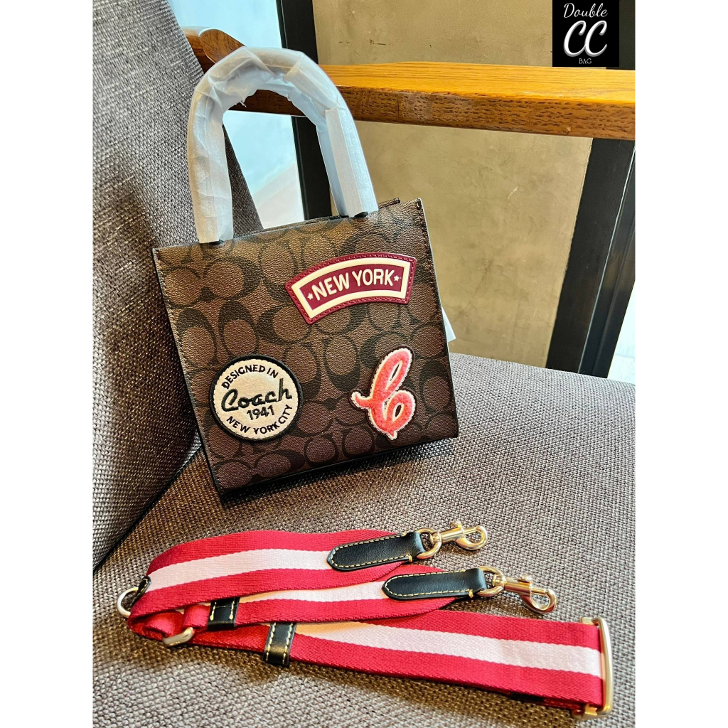 (แท้ %‼ from Factory) MINI CALLY CROSSBODY IN SIGNATURE CANVAS WITH SKI PATCHES((CE593))