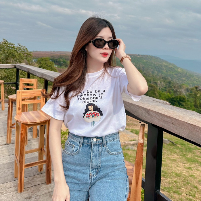 Jarika.shop - เสื้อยืดลายผู้หญิงกอดดอกไม้ ( งานป้าย.. Jarika ) ( จ75 )