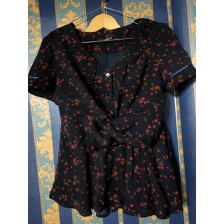 ชุดเซ็ทสีกรมลายเชอรี่แดง เสื้อครอปแขนสั้น กระโปรงเอวสม็อค Lacheese 120-280 อก34  ยาว16 เอว22-28 สพ.ฟรี ยาว18